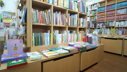 大人から子どもまで楽しめるロングセラーの絵本およそ3000冊